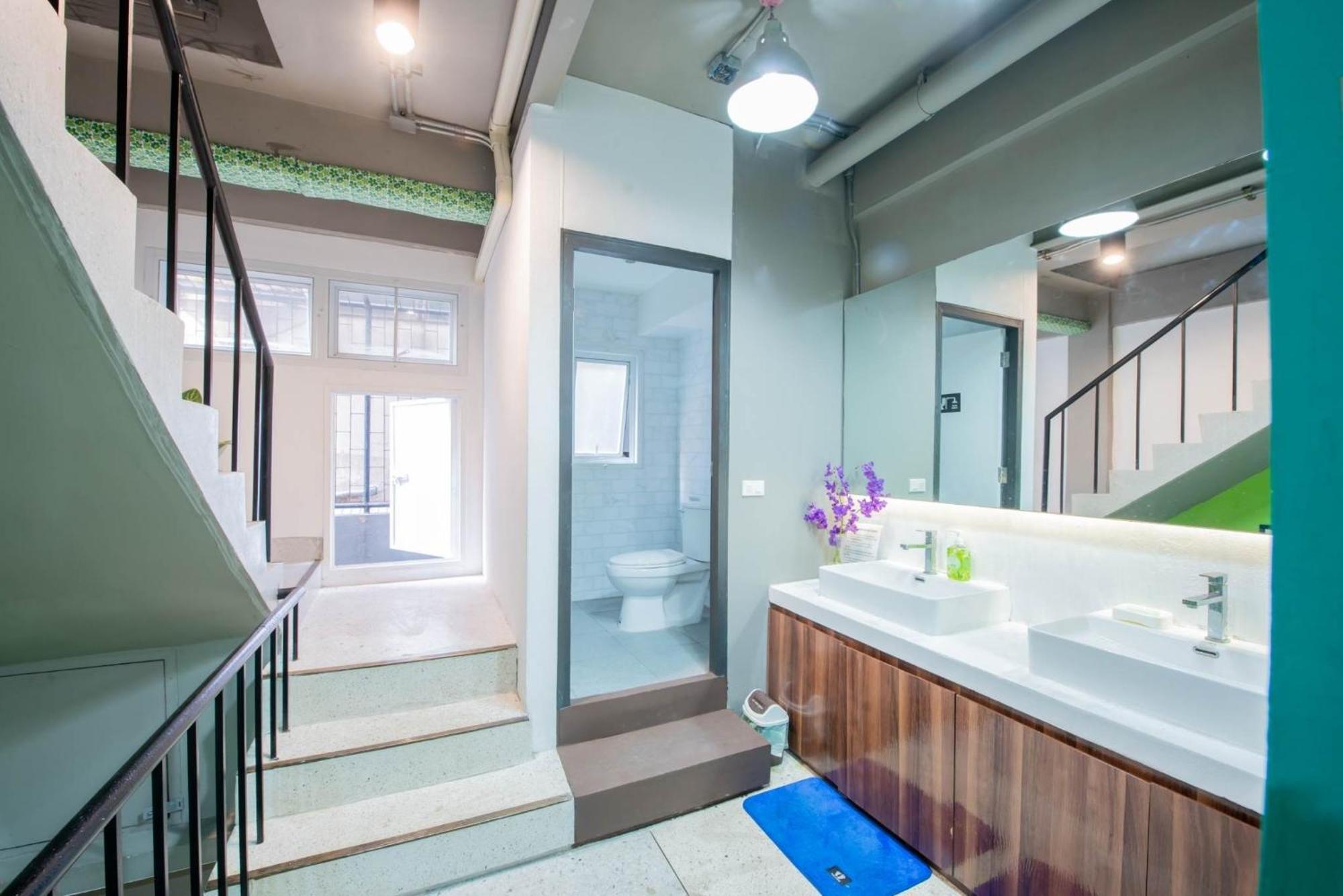 Mascotte Hostel Silom Бангкок Экстерьер фото